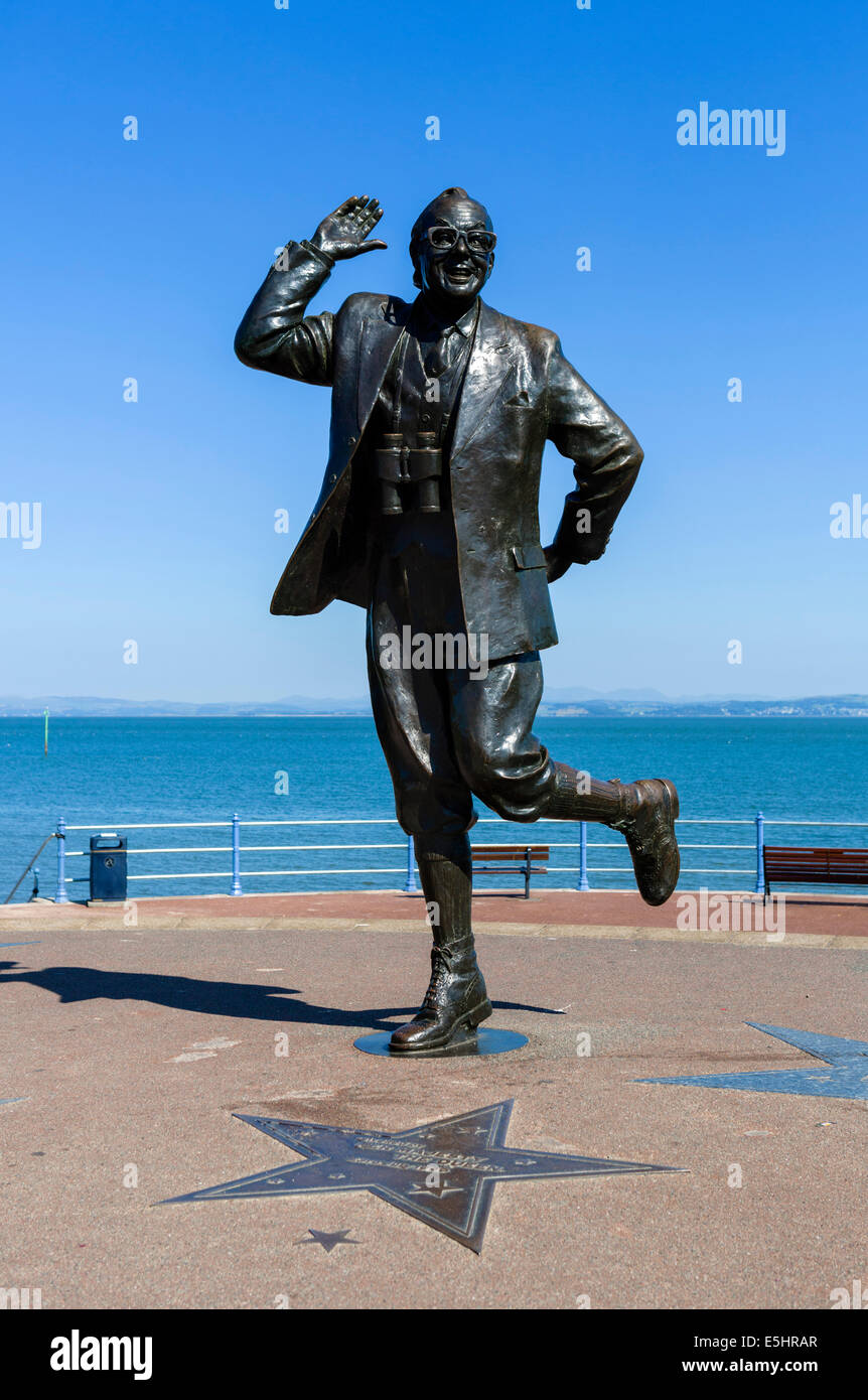 Statue von Komiker Eric Morecambe in seinem "bringen mich Sunshine" posieren auf der Strandpromenade im Seebad Morecambe, Lancs, UK Stockfoto