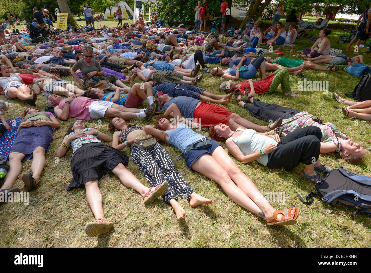 Malmesbury, Großbritannien, 27.07.2014: Atmosphäre bei WOMAD - Welt der Musik, Kunst und Tanz. Lach-Yoga in der Wellness-Bereich des Festivals. Bild von Julie Edwards Stockfoto