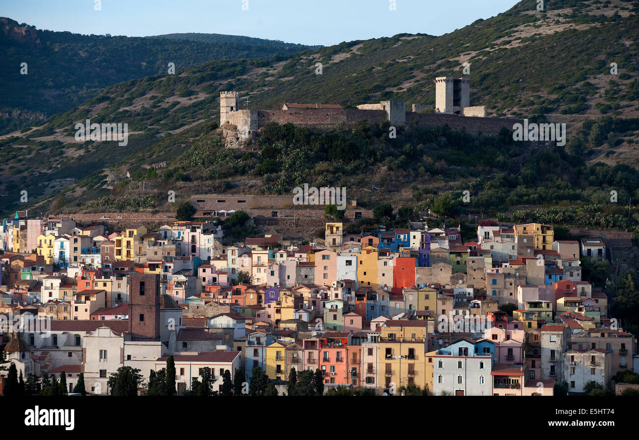 Bosa ist eine Kleinstadt im Nordwesten Sardiniens, am linken Ufer des Flusses Temo, in einem schönen Tal. Stockfoto