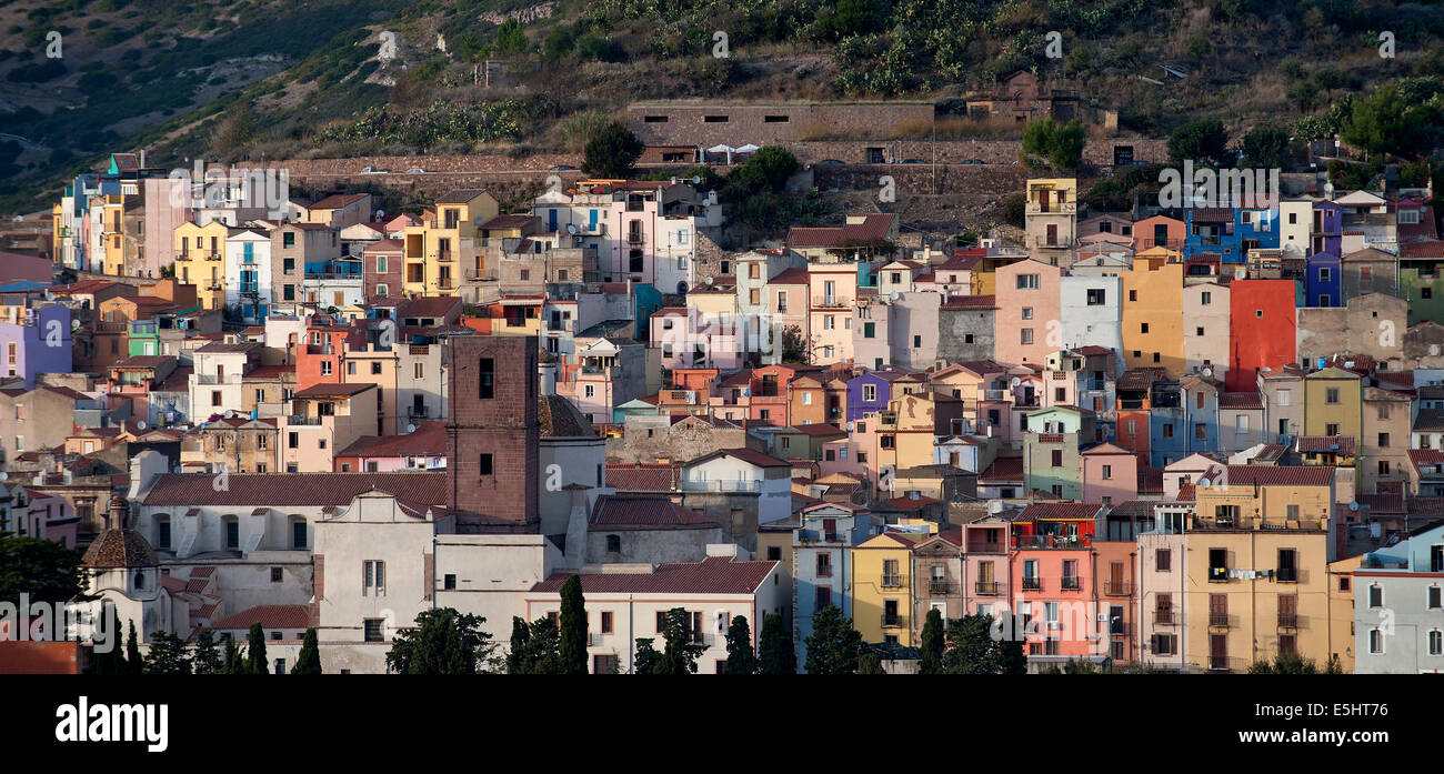 Bosa ist eine Kleinstadt im Nordwesten Sardiniens, am linken Ufer des Flusses Temo, in einem schönen Tal. Stockfoto