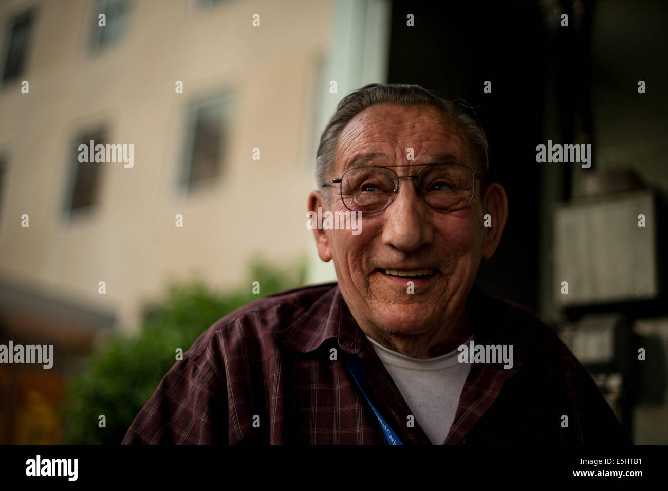 Dallas Lamm, 91, eine Veteran der US-Armee lächelt, als er über seine Vergangenheit 17. Juni 2014, erinnert sich an die Streitkräfte Retirement Home Stockfoto