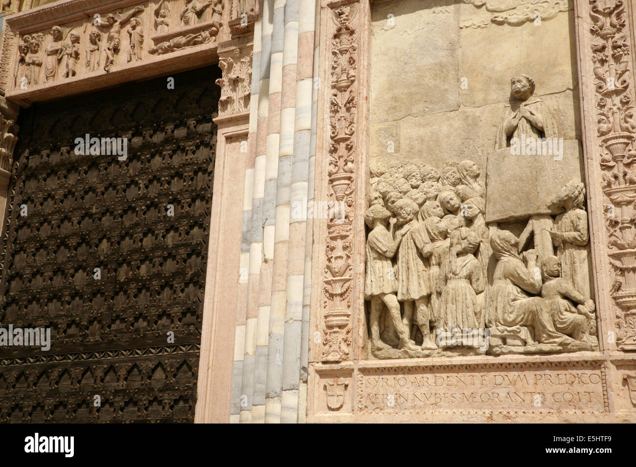 Tor in dem gotischen Stil Dominikanische Basilika di Sant'Anastasia, Verona, Italien. Stockfoto