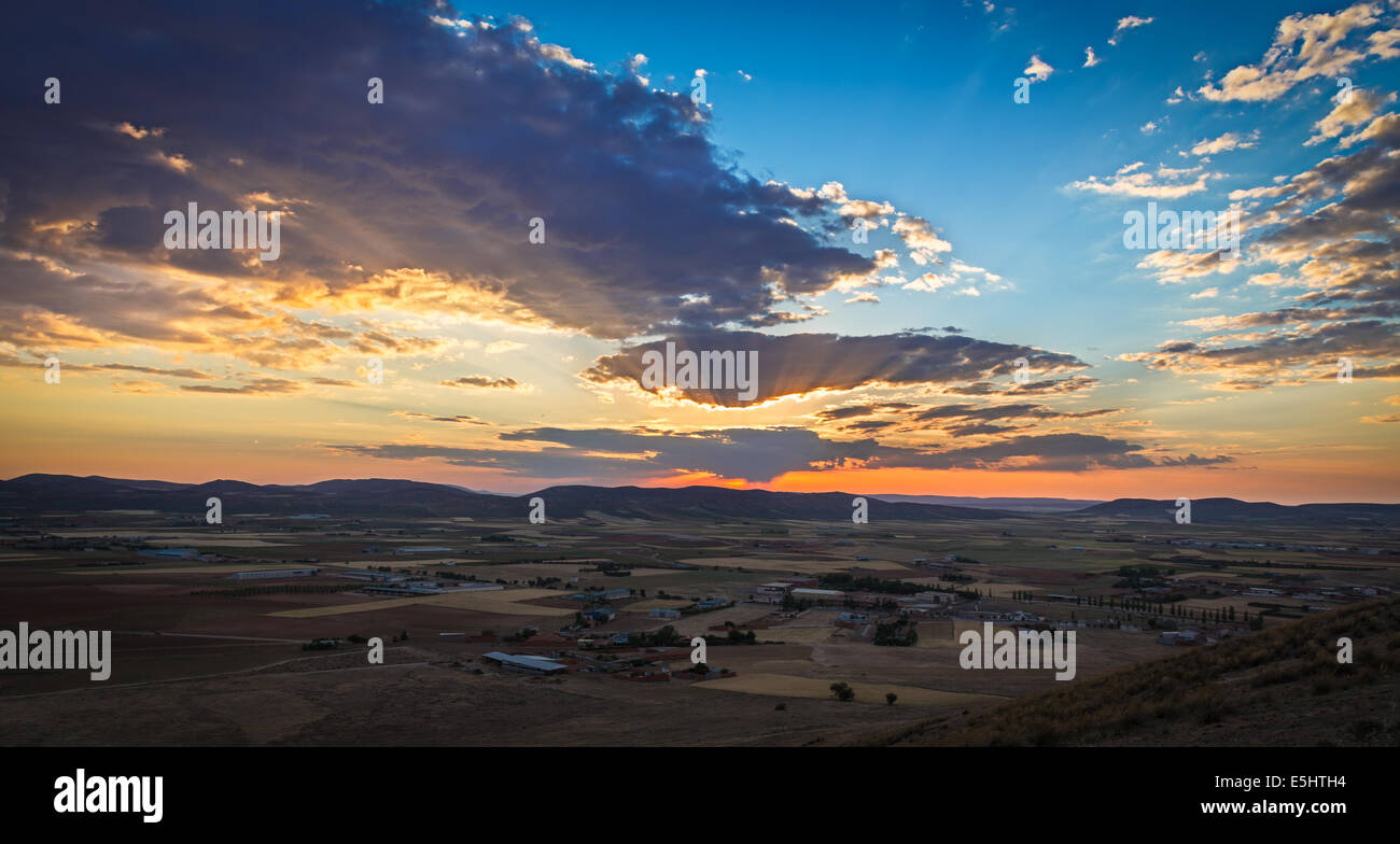 Sonnenuntergang in der Nähe von Consuegra, Kastilien-La Mancha, Spanien Stockfoto