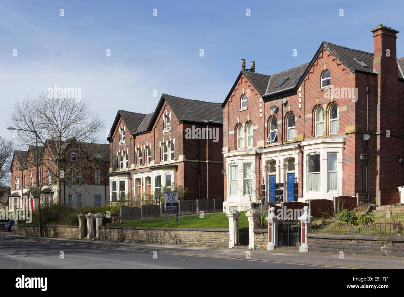 Reihe der großen Häuser viktorianischen Doppelhaushälfte auf neue Chorley Road, Bolton, Lancashire, einer in ein-Bett-Appartements umgewandelt. Stockfoto