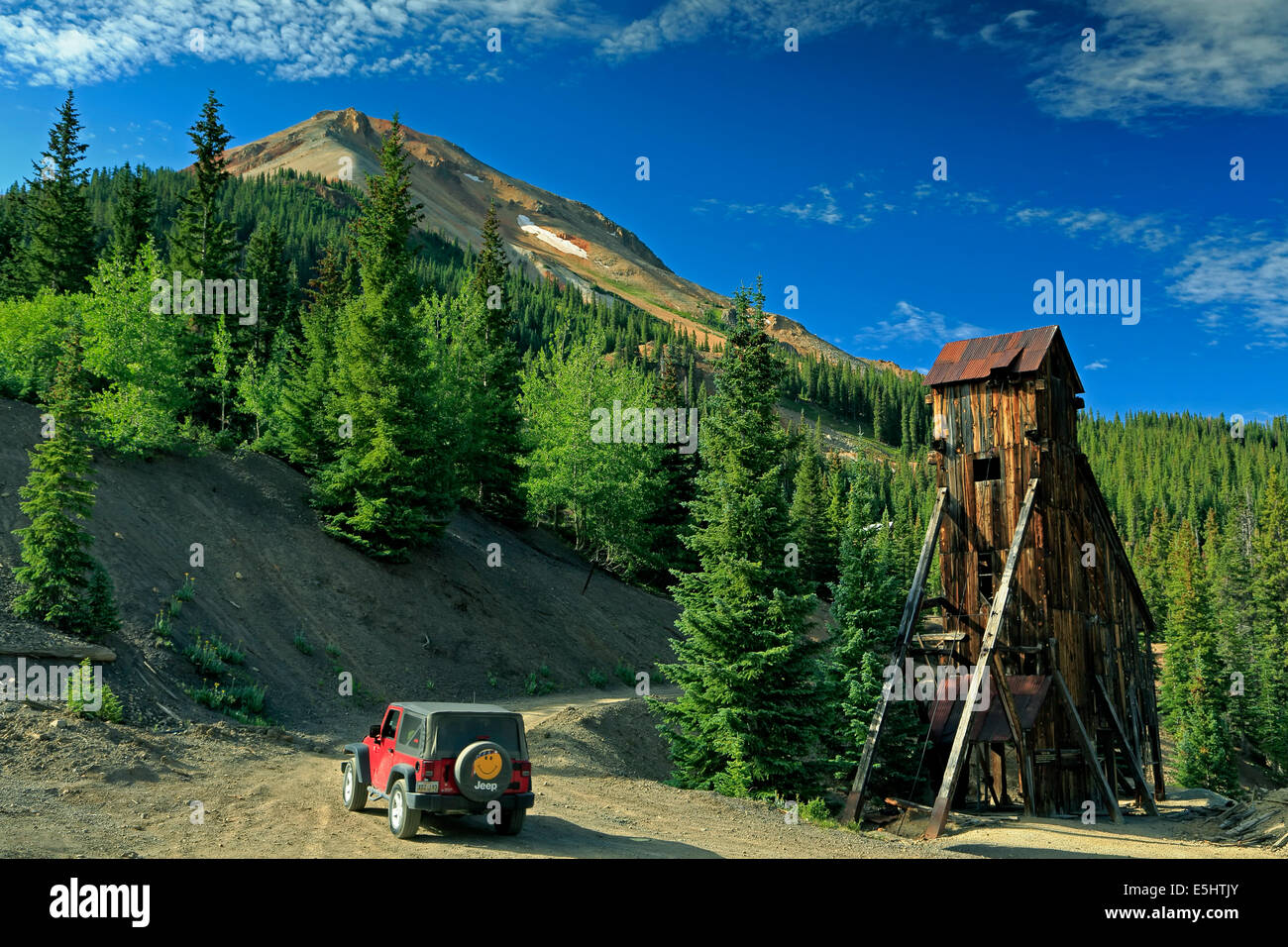 Jeep, Welle Haus und Red Mountain Nr. 3, Yankee Girl Mine, in der Nähe von Ouray, Colorado USA Stockfoto