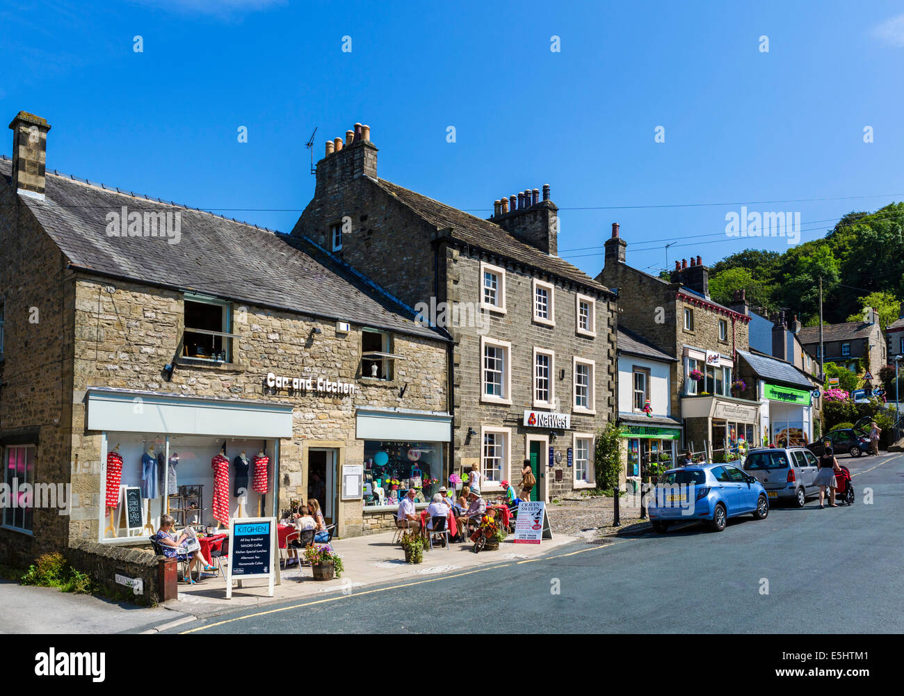Geschäfte und Café auf dem Marktplatz im Zentrum der kleinen Stadt von Settle, North Yorkshire, UK Stockfoto