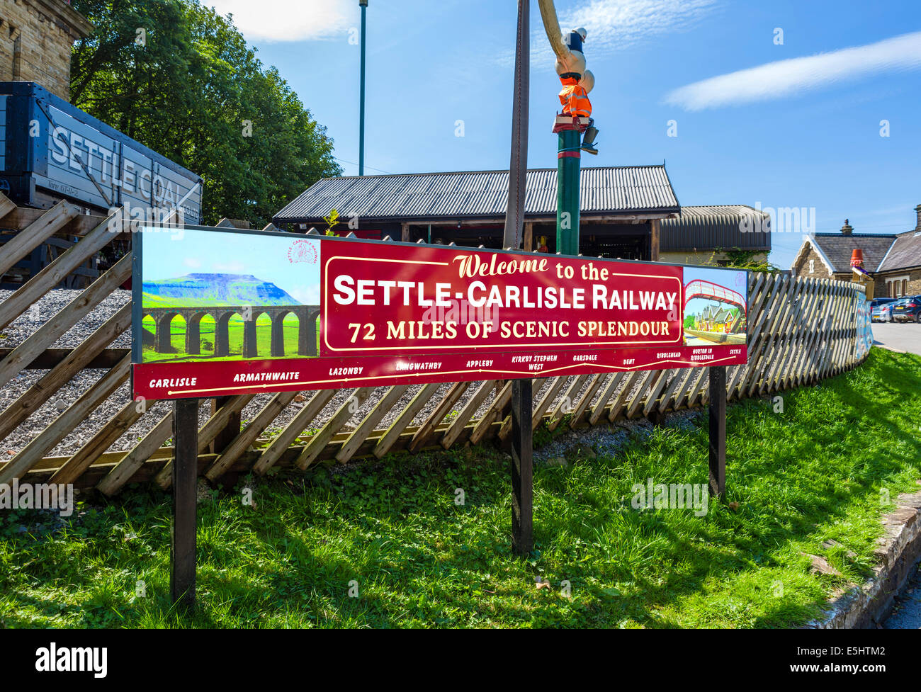 Zeichen vor Bahnhof niederlassen, Beginn der Settle-Carlisle Railway, North Yorkshire, UK Stockfoto