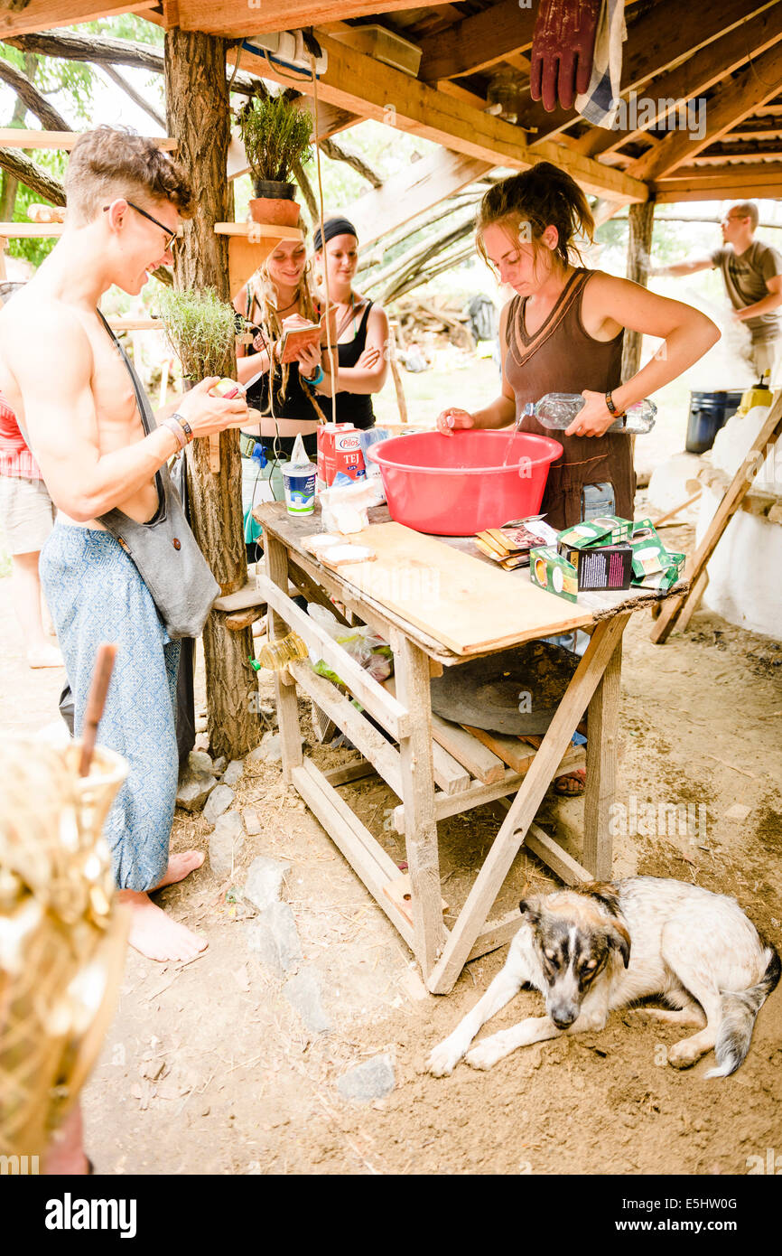 Ungarn. 31. Juli 2014. Chapati-Workshop im Cooking Hain bei O.Z.O.R.A. eine Öko-Musik-Festival in Ungarn. 31. Juli 2014. Bildnachweis: Tom Arne Hanslien/Alamy Live-Nachrichten Stockfoto