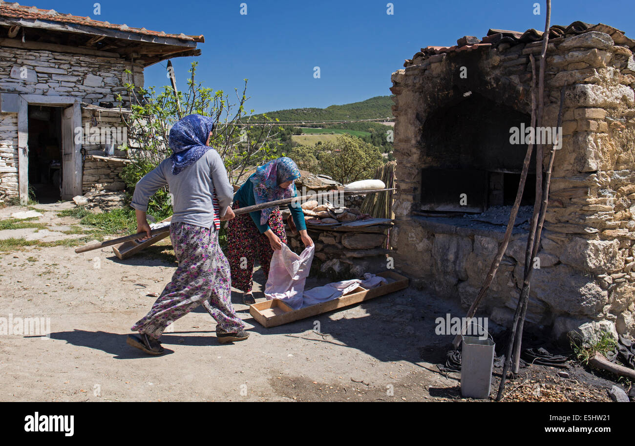 Brotbacken im Topuzdamlari Dorf Manisa Türkei Frauen Stockfoto