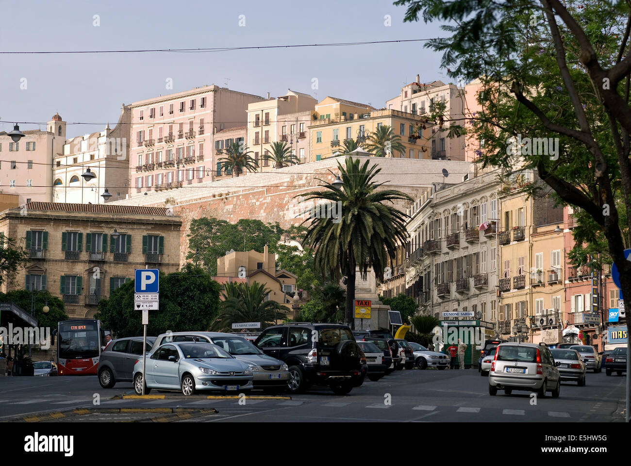 Cagliari ist die wichtigste und bevölkerungsreichste Stadt Sardiniens, Regionen und Provinzen Hauptstadt und politisches Zentrum. Stockfoto
