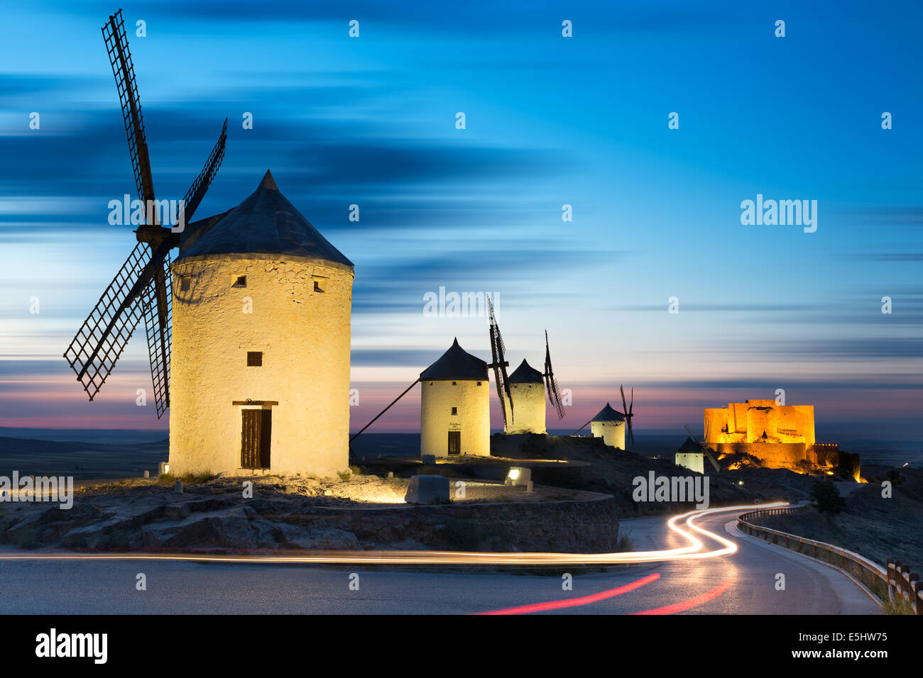 Windmühlen nach Sonnenuntergang, Consuegra, Kastilien-La Mancha, Spanien Stockfoto