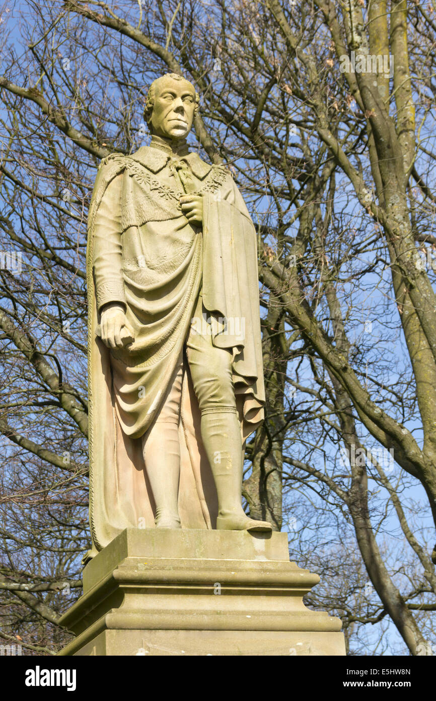 Eine Statue von Benjamin Disraeli in Queens Park, Bolton. Disraeli (1804-1881) war zweimal Premierminister des Vereinigten Königreichs. Stockfoto