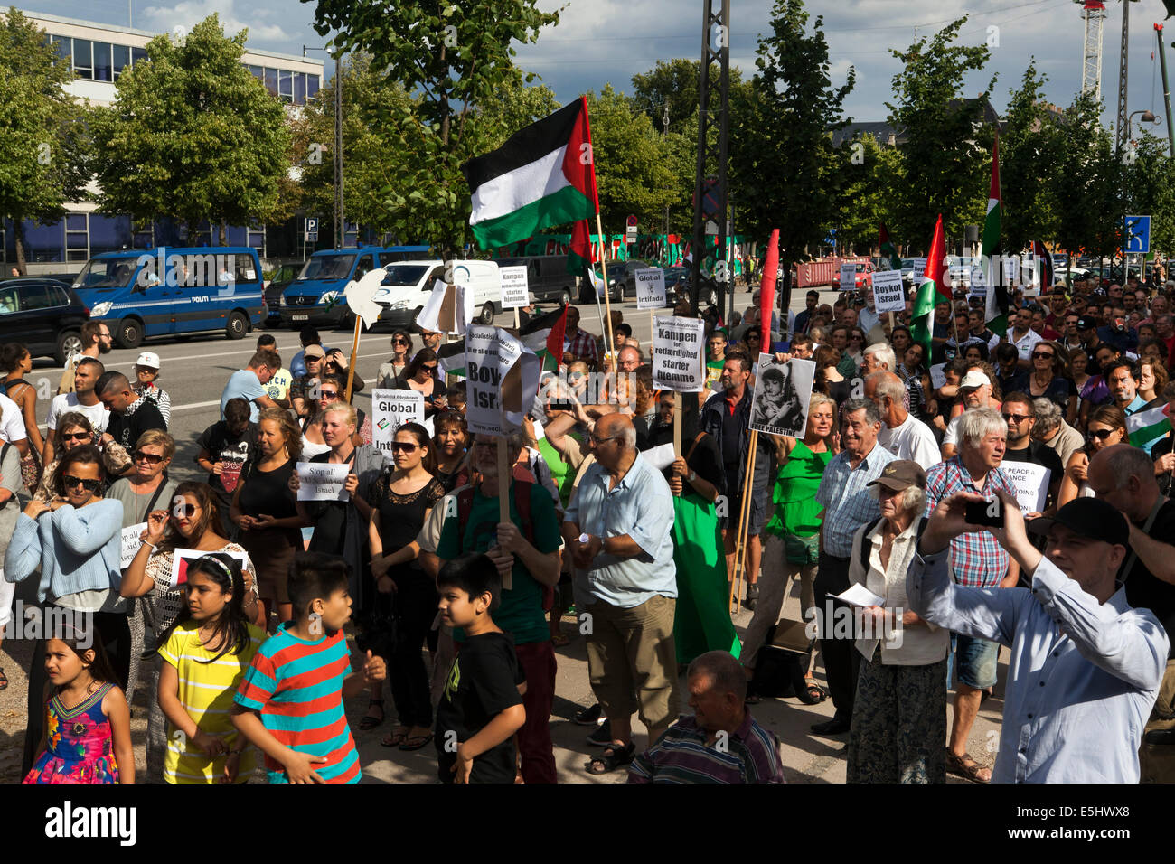 Kopenhagen, Dänemark. 31. Juli 2014. Einige 400 Leute zeigt vor der US-Botschaft in Kopenhagen (Foto, Links Gebäude), Protest gegen die amerikanische Unterstützung Israels und es ist Krieg im Gaza-Streifen. Später zog die Demonstration die paar Kilometer nach der israelischen Botschaft in Kopenhagen. Die Demonstration wurde in 4 Tagen von Privatpersonen über Facebook organisiert. Bildnachweis: OJPHOTOS/Alamy Live-Nachrichten Stockfoto