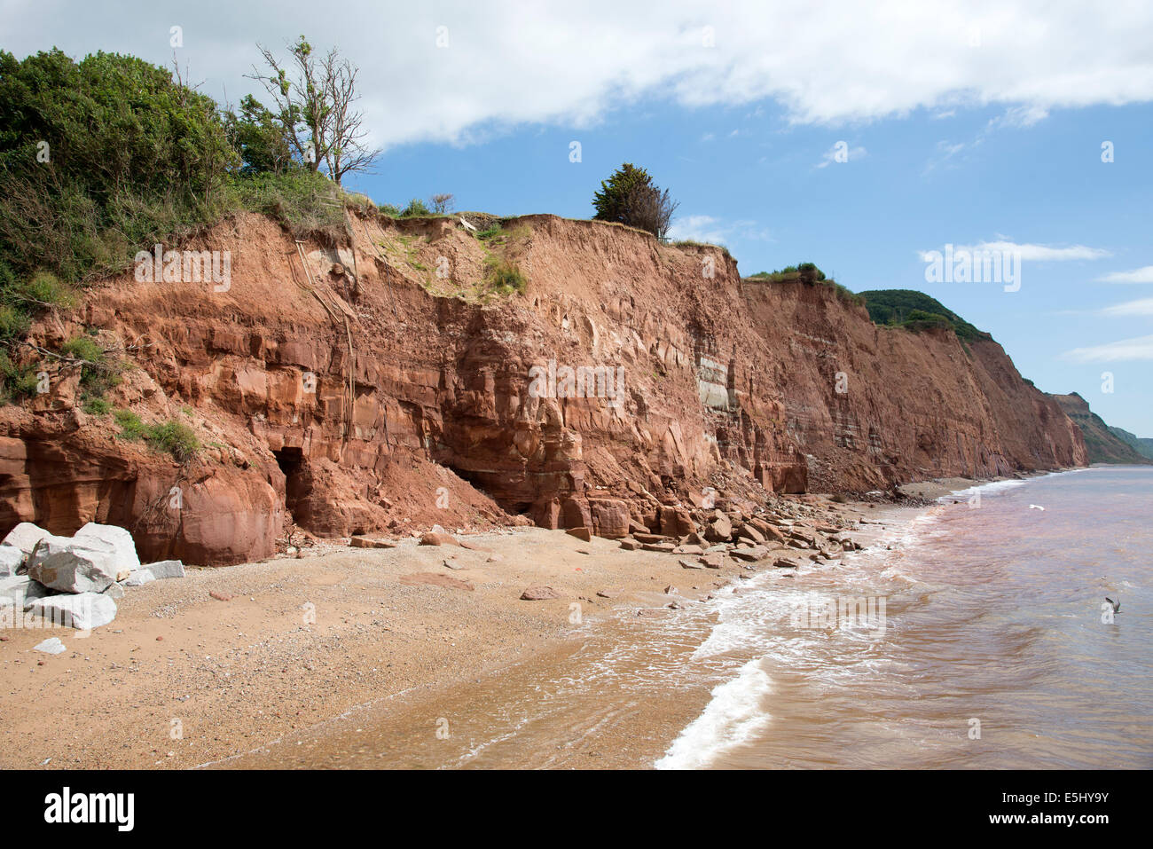 Klippe fallen an der Jurassic Küste in Sidmouth Devon England UK Rock und Erde ins Meer rutschen Stockfoto