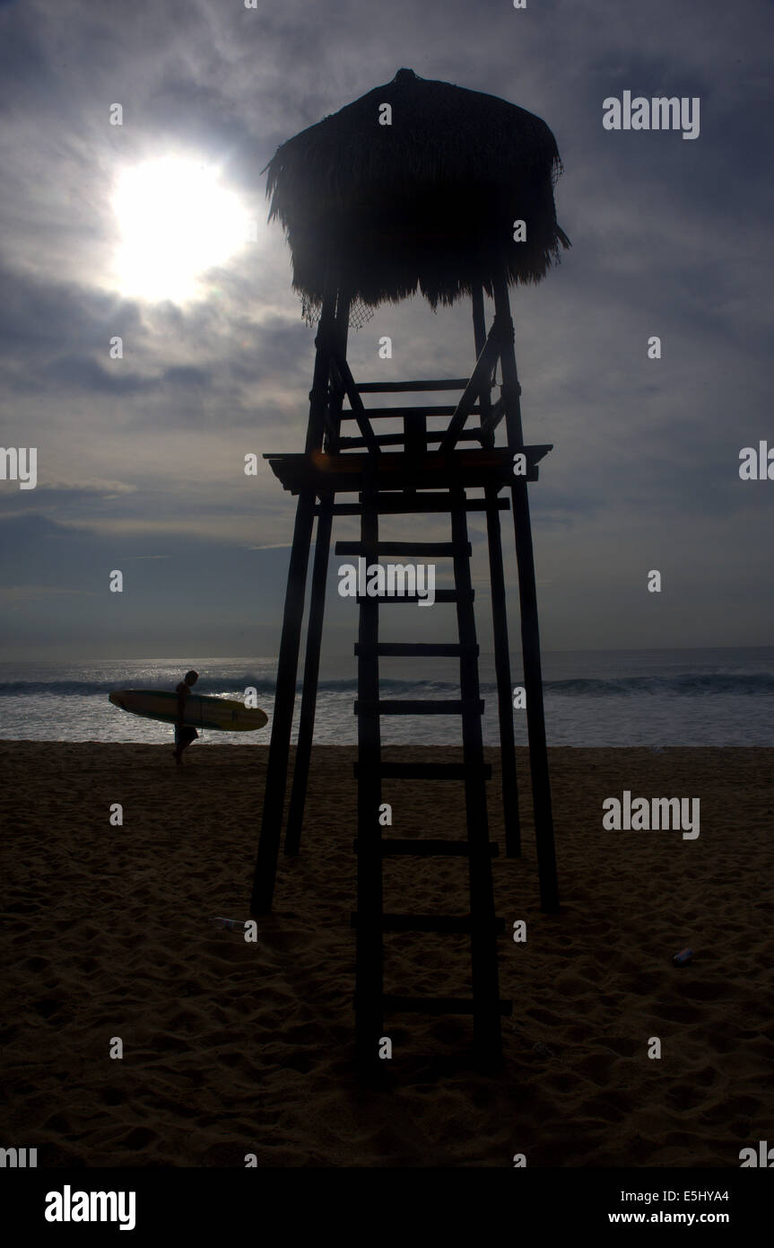 Silhouette einer Rettungsschwimmer stehen und Surfer zu Fuß in der Dämmerung Stockfoto