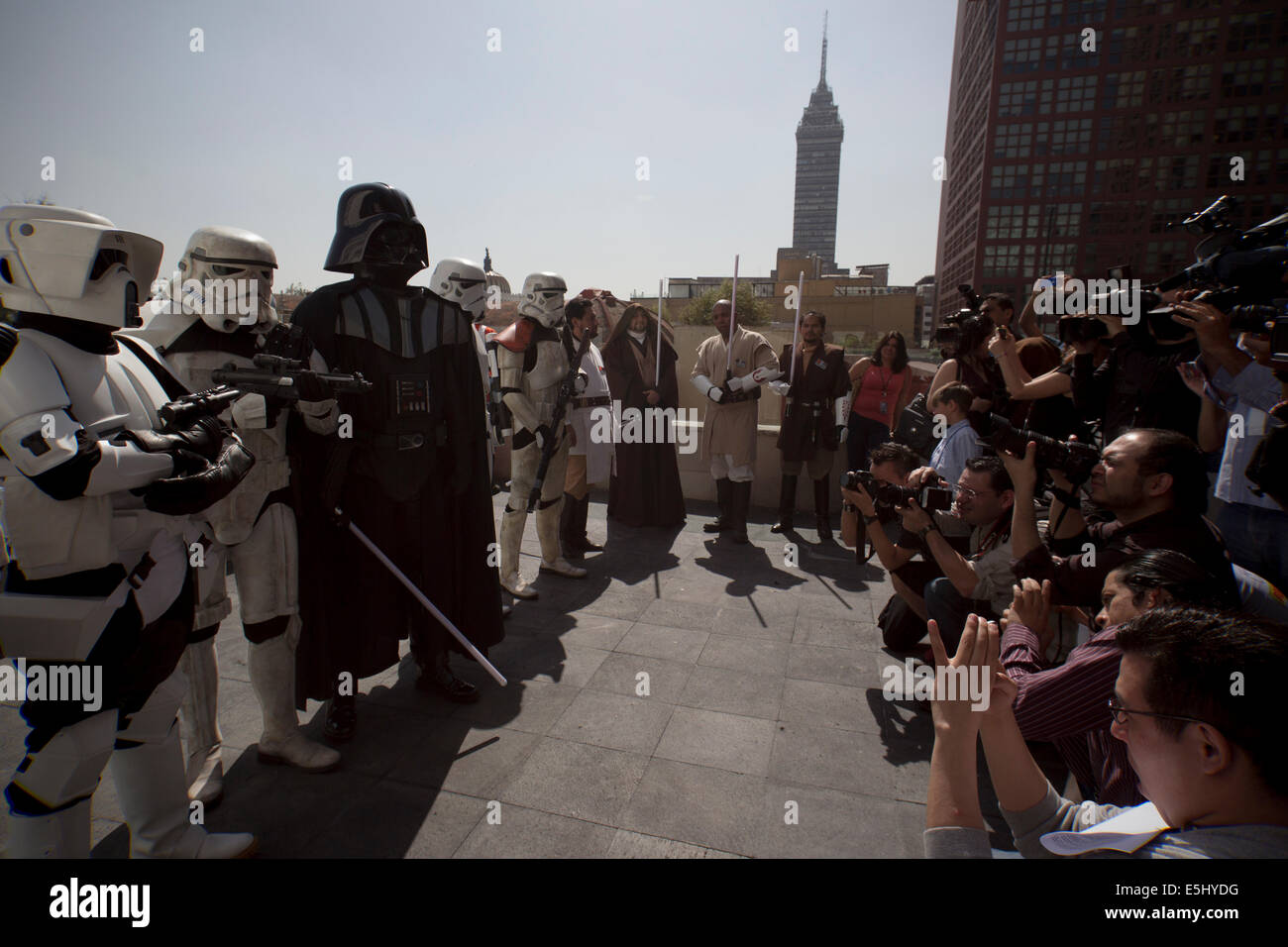 Mexico City, Mexiko. 1. August 2014. Menschen, putzt sich wie Star Wars-Charaktere einer Präsentation im Speicher und Toleranz-Museum in Mexiko-Stadt, Hauptstadt von Mexiko, am 1. August 2014 teilnehmen. © Xinhua/Alamy Live-Nachrichten Stockfoto