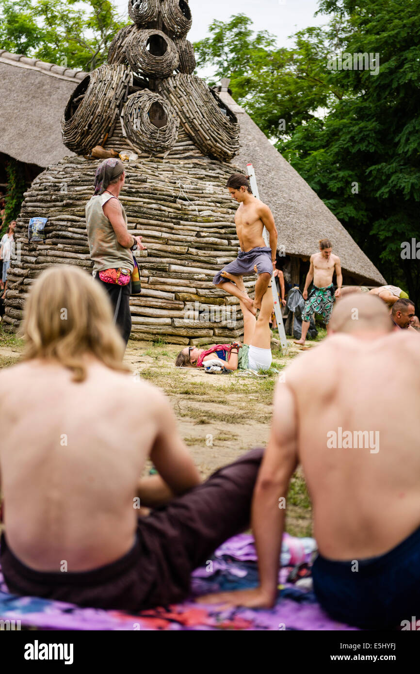 Ungarn. 31. Juli 2014. Ein paar praktizieren Yoga am O.Z.O.R.A. eine Öko-Musik-Festival in Ungarn. 31. Juli 2014. Bildnachweis: Tom Arne Hanslien/Alamy Live-Nachrichten Stockfoto