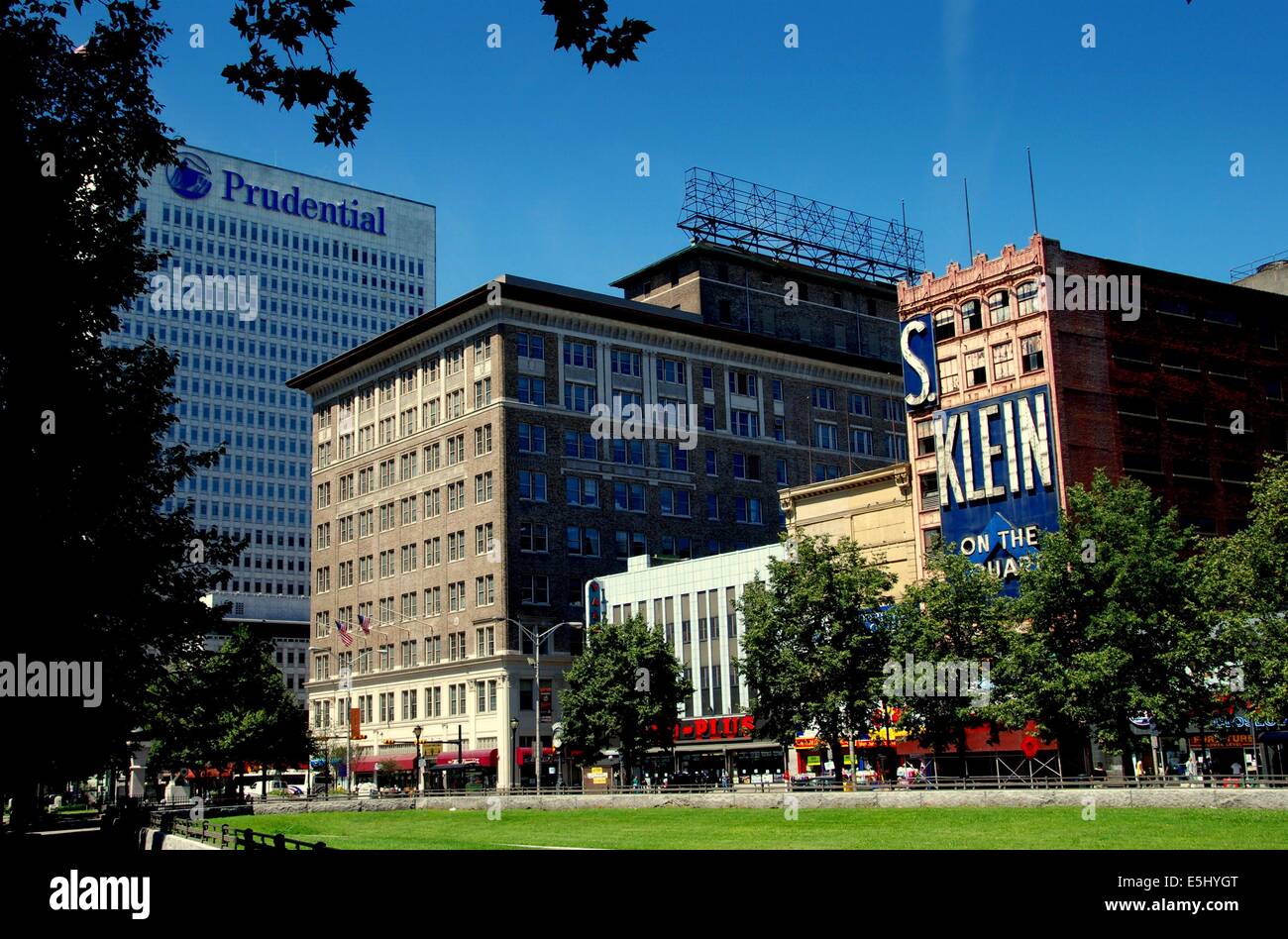 NEWARK, NEW JERSEY: Broad Street Gebäude und Geschäfte an der Broad Street gesehen über das Grün am Military Park Stockfoto