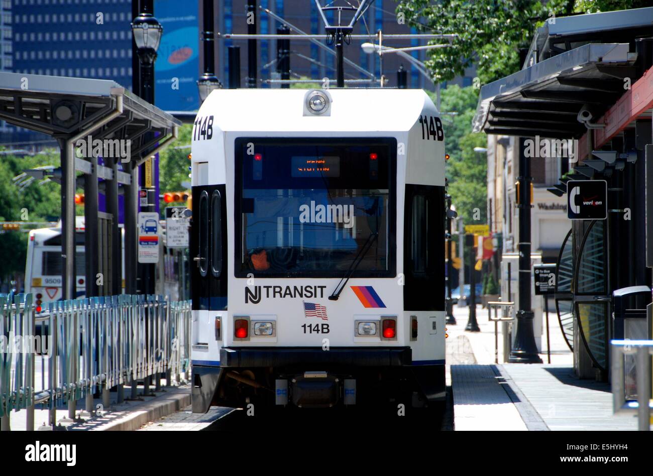 NEWARK, NEW JERSEY: NJ Transit helle Schiene Auto stoppte an der Washington Park station Stockfoto