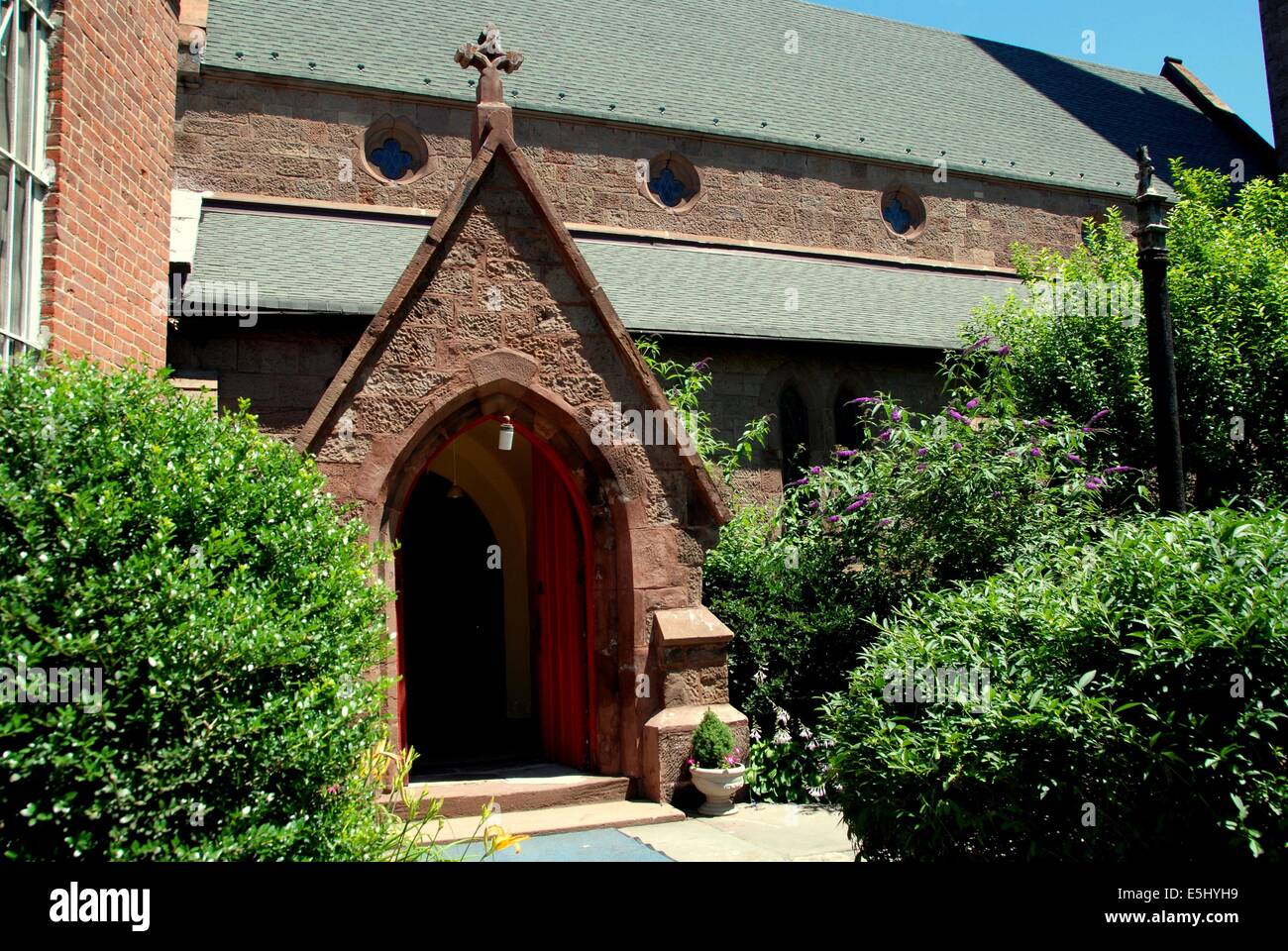 NEWARK, NEW JERSEY: Eingangstür auf dem Kirchenschiff, der Sandstein Episcopal Church auf der Broad Street Stockfoto