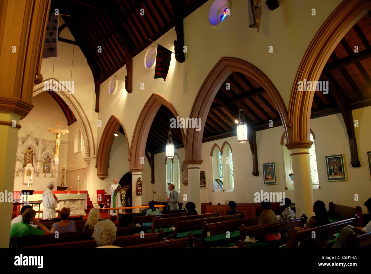 NEWARK, NEW JERSEY: Gemeindemitglieder an einem Gottesdienst in der schönen alten Episcopalian Kirche an der Broad Street Stockfoto