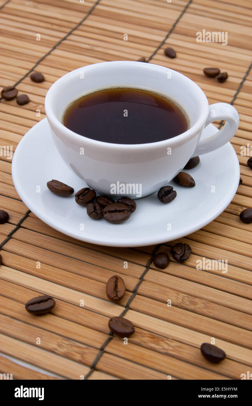 Kaffeetasse Auf Bambusmatte Stockfoto