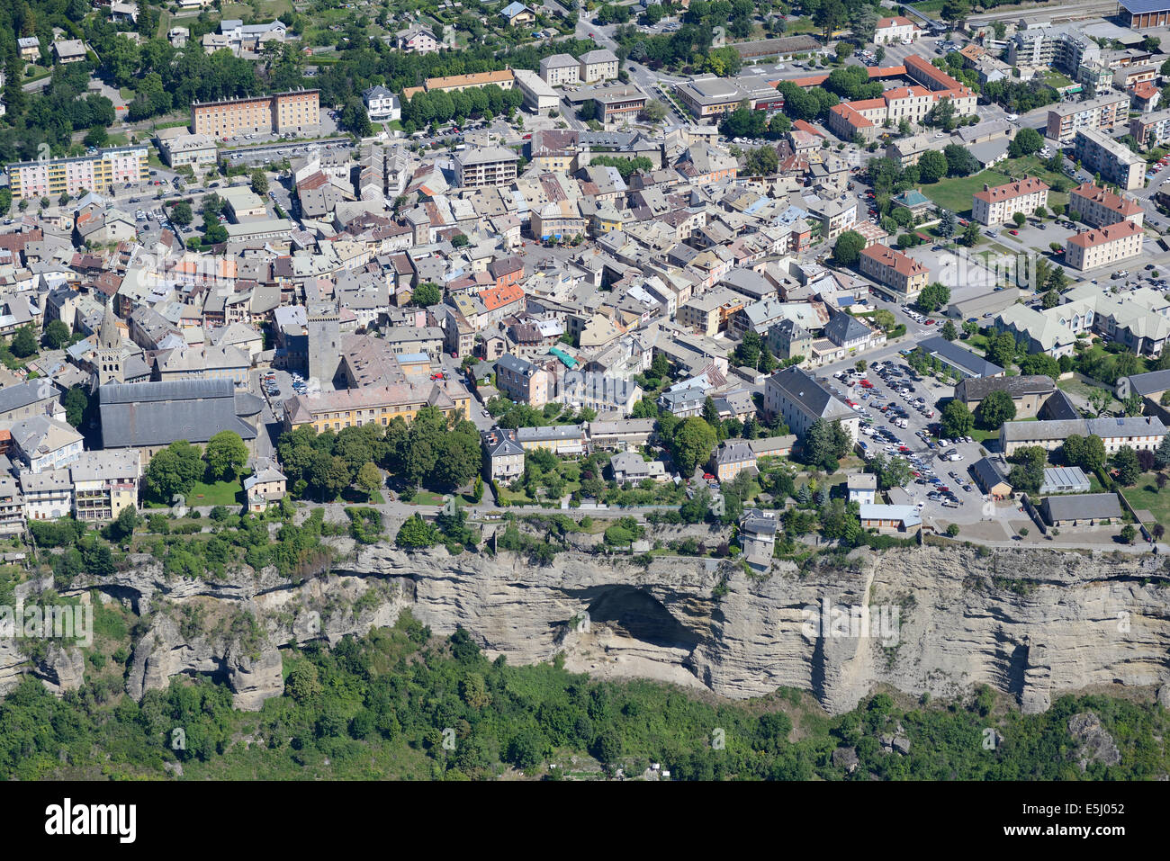 LUFTAUFNAHME. Historische Stadt, die auf einer Flussterrasse im Durance-Tal oberhalb des Serre-Ponçon-Sees erbaut wurde. Embrun, Hautes-Alpes, Frankreich. Stockfoto