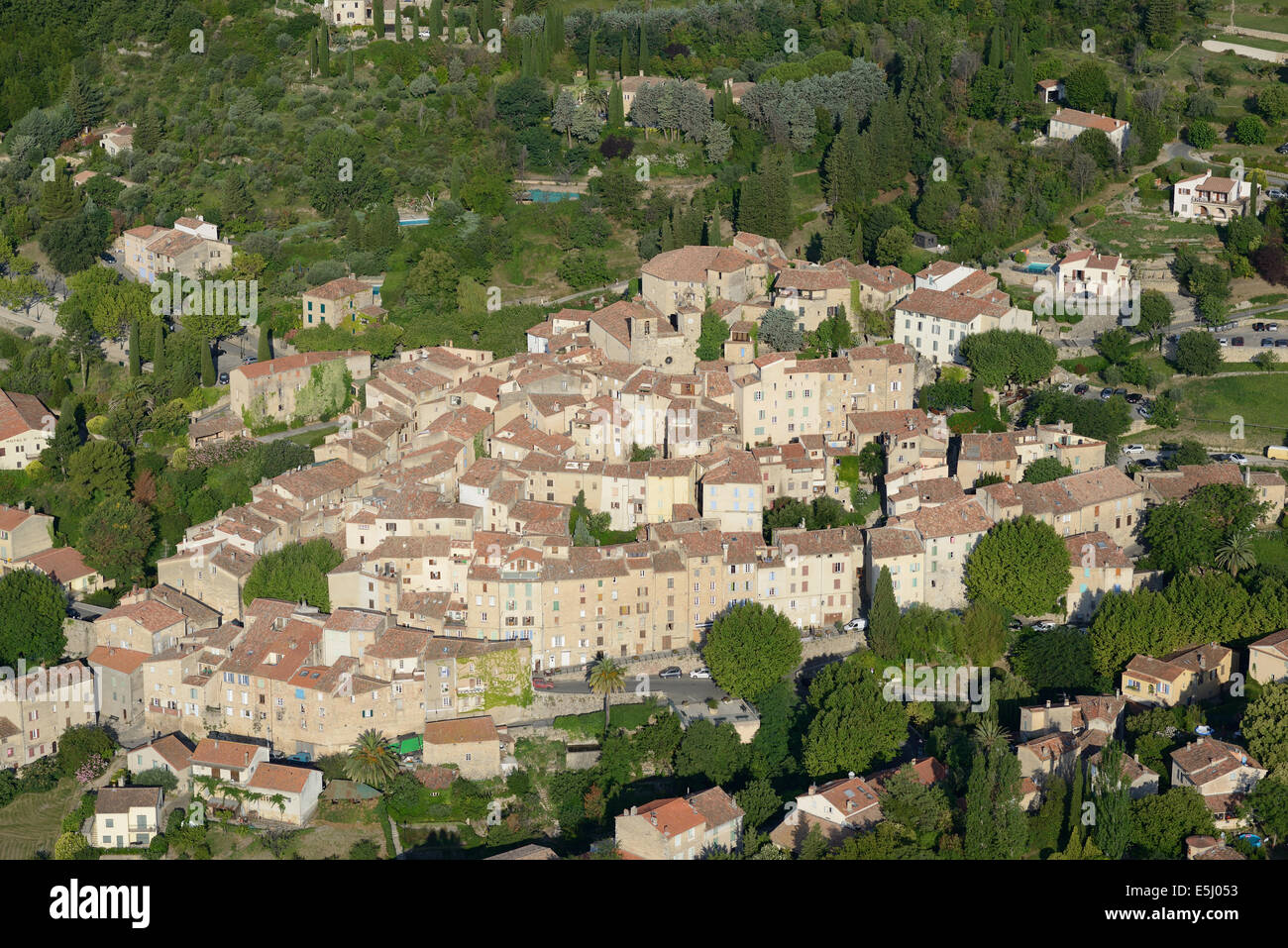 LUFTAUFNAHME. Mittelalterliches Dorf. Seillans, Var, das Hinterland der französischen Riviera, Frankreich. Stockfoto