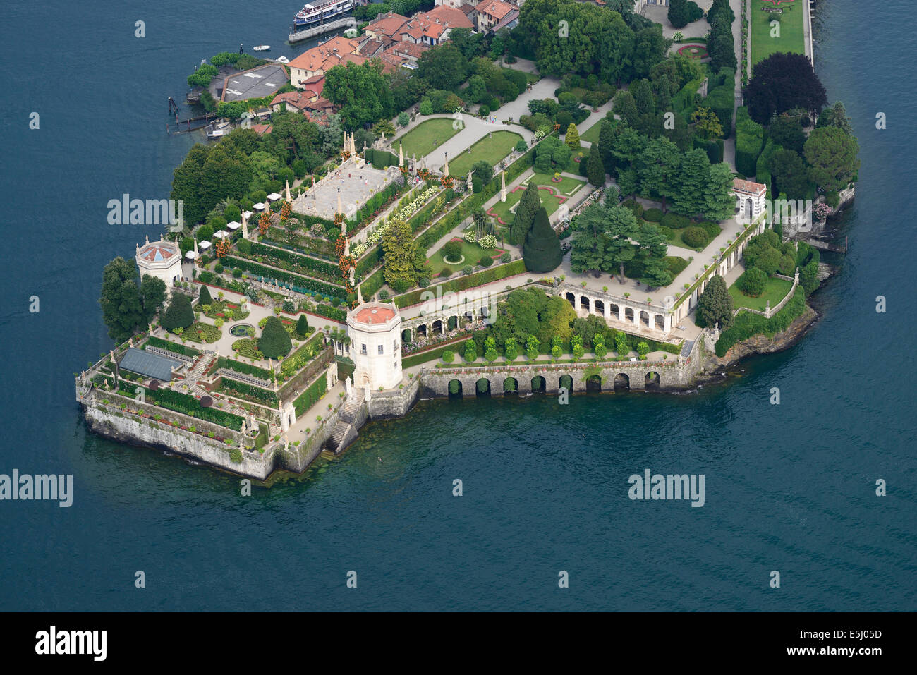 LUFTAUFNAHME. Garten von Isola Bella. Borromäische Inseln, Lago Maggiore, Provinz Verbano-Cusio-Ossala, Piemont, Italien. Stockfoto