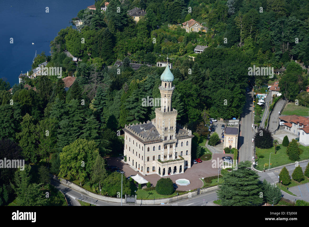 LUFTAUFNAHME. Luxuriöses Hotel mit Blick auf den idyllischen Ortasee. Villa Crespi, Orta San Giulio, Provinz Novara, Piemont, Italien. Stockfoto
