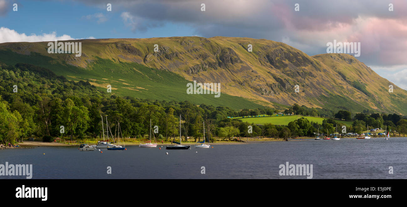 Segelboote und die Berge rund um Ullswater im Lake District, Cumbria, England Stockfoto