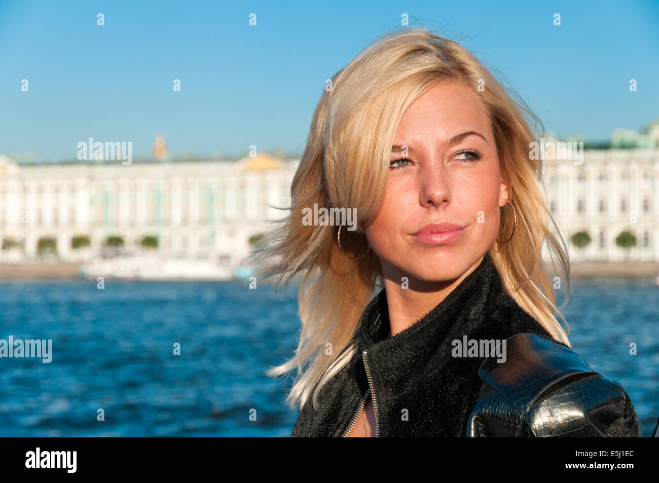 Attraktive junge Frau in St. Petersburg, Russland Stockfoto