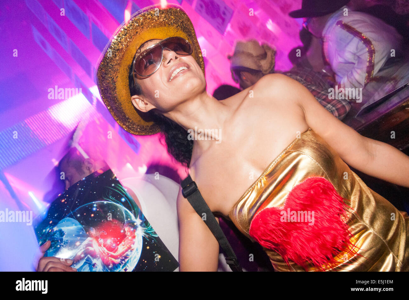 Junge Frau im Haoman 17 Nachtclub in Tel Aviv, Israel Stockfoto