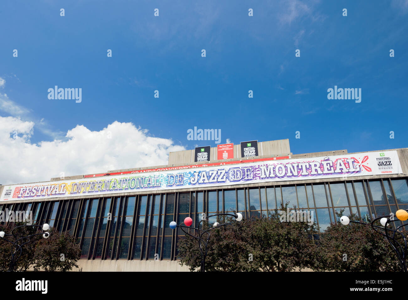 Banner für das Montreal Jazz Festival auf dem Place des Arts-Gebäude. Stockfoto