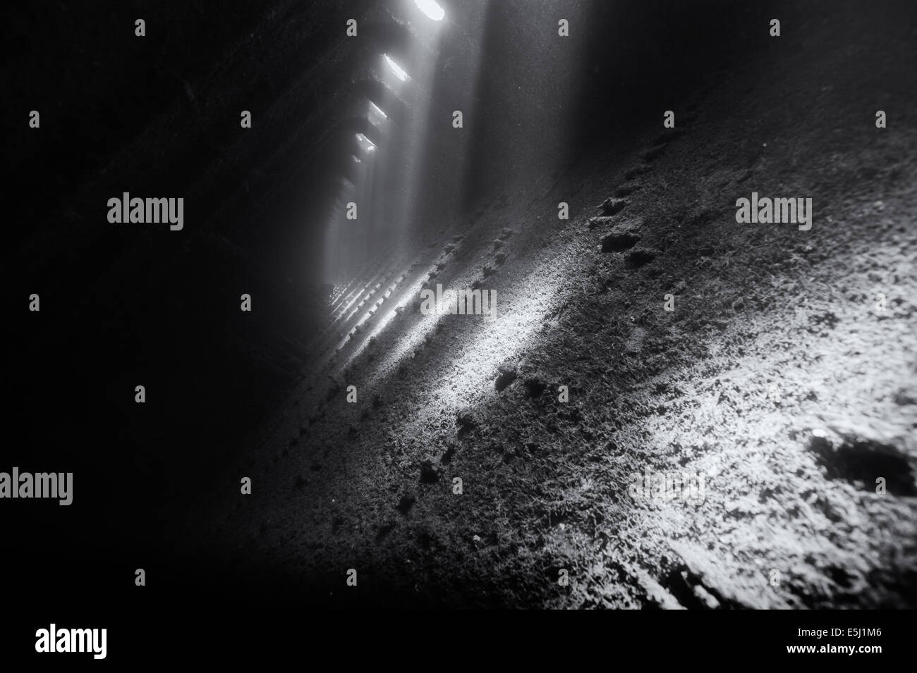 Lichtstrahlen im Inneren des Rumpfes des Schiffbruchs versenkt Umbrien am Wingate Riff im Roten Meer Küste von Sudan Stockfoto