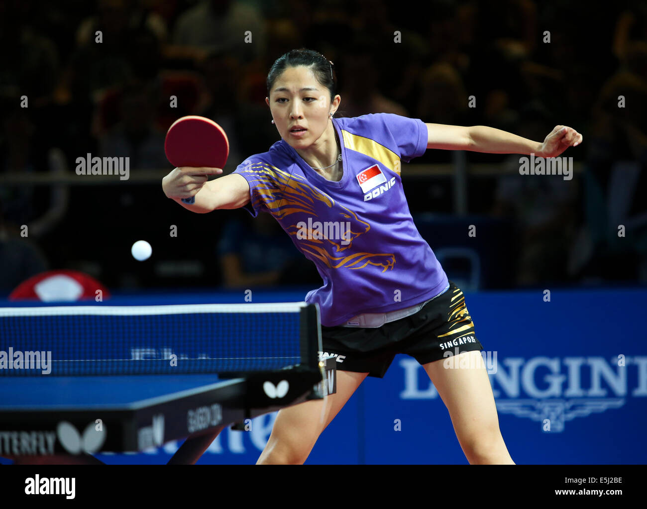 Glasgow, Schottland. 1. August 2014.  Am Abend Einzel Tischtennis-Aktion. Medaille Play-off-Spiele. Tianwei Feng SIN (lila Top) 4-1 Mengyu Yu-SIN (rot oben) Gold Medal Match. Bildnachweis: ALAN OLIVER/Alamy Live-Nachrichten Stockfoto