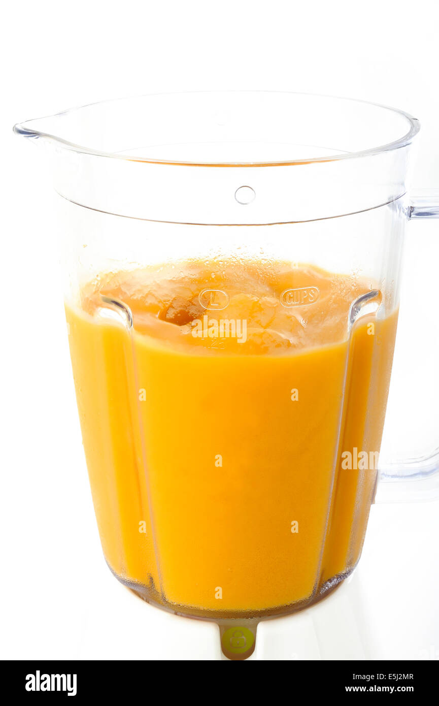 Mango Smoothie in Mixer Stockfoto