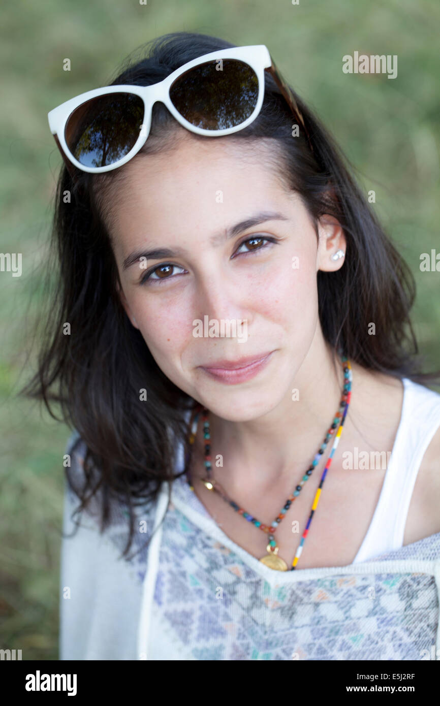 Kopf und Schultern Porträt einer schönen jungen Frau lateinamerikanischen Stockfoto