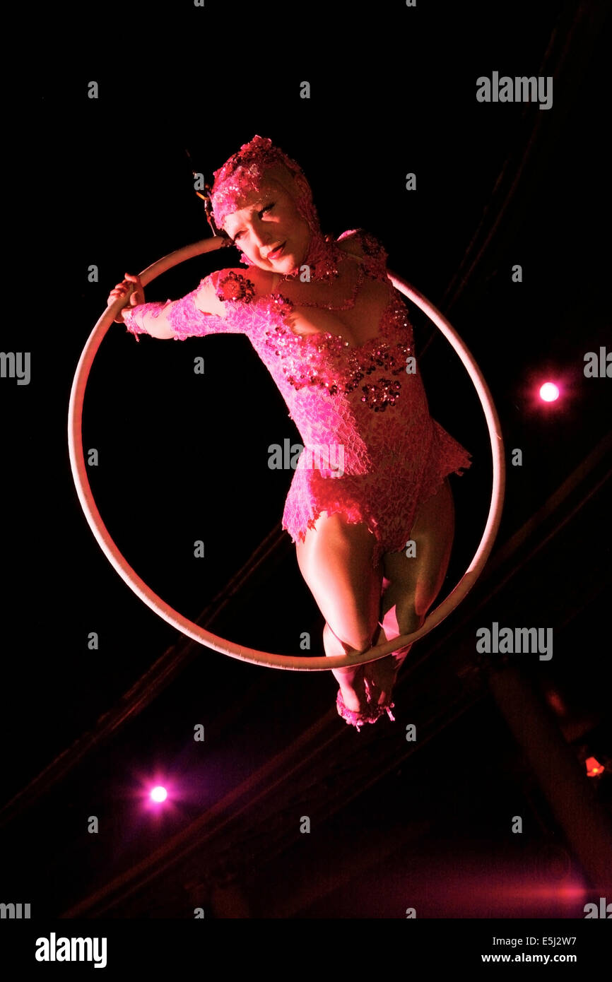 Cabaret Performer Empress Stah die live in einen Hula-Hoop-Reifen Stockfoto