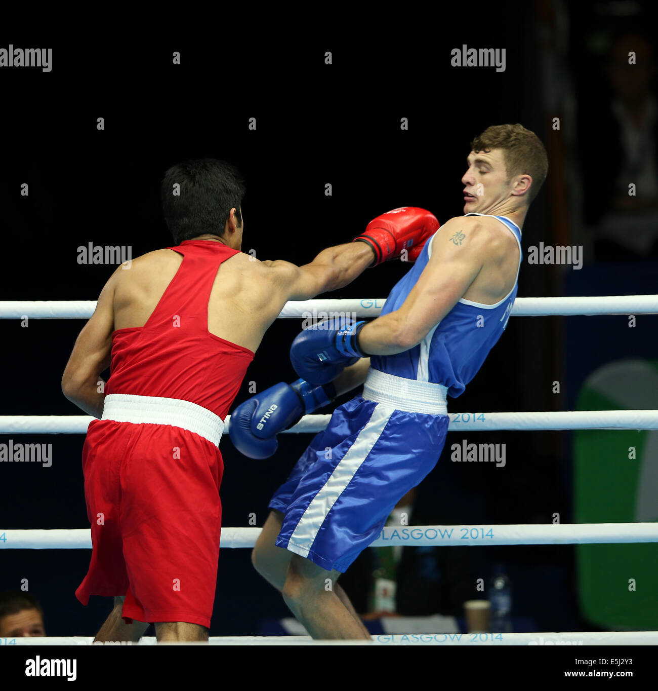 Scotstoun, Glasgow Schottland 1. August 2014. Tag 9 Boxen Halbfinale.  Vijender Vijender IND schlägt Connor Coyle NIR Credit: ALAN OLIVER/Alamy Live News Stockfoto