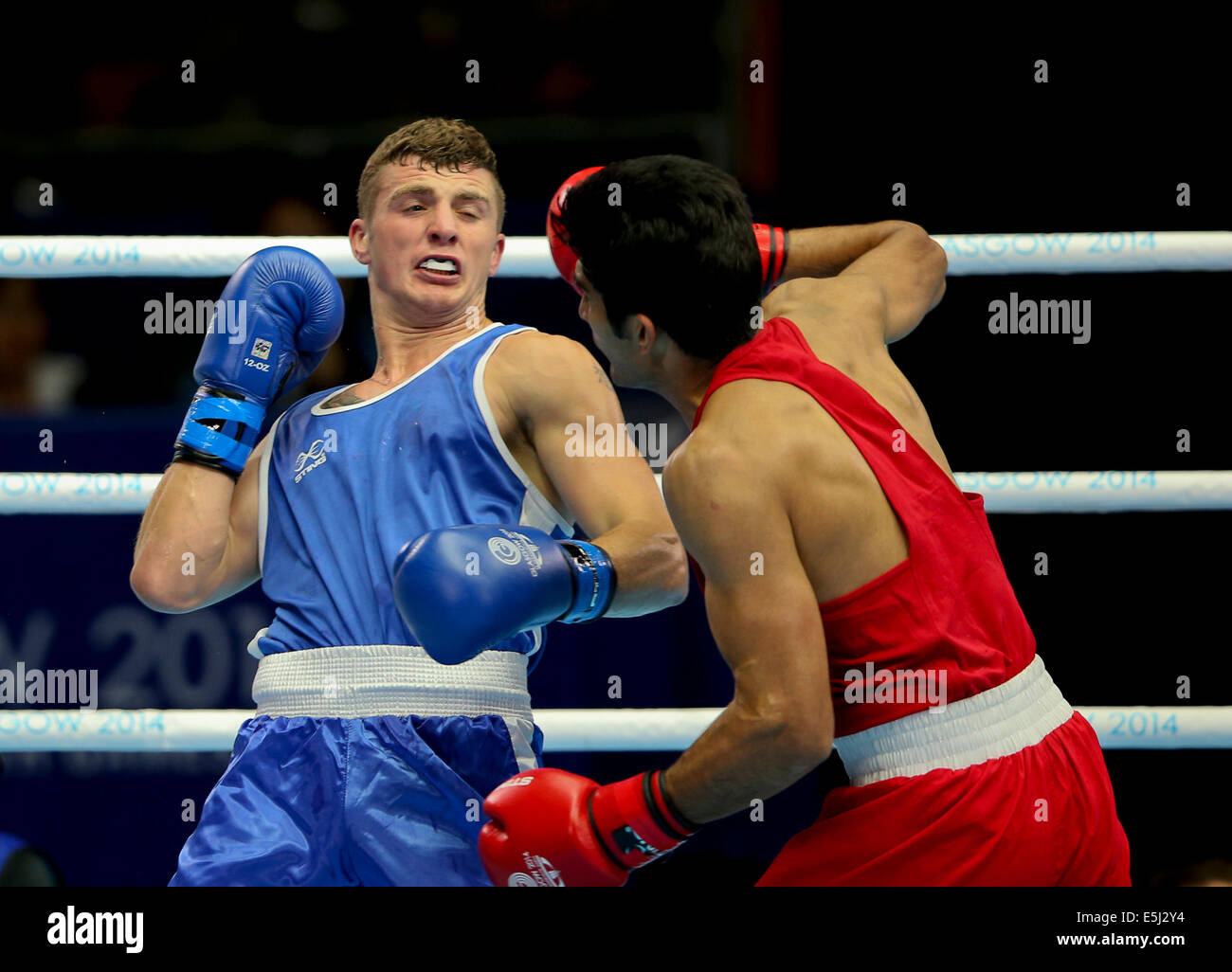 Scotstoun, Glasgow Schottland 1. August 2014. Tag 9 Boxen Halbfinale.  Vijender Vijender IND schlägt Connor Coyle NIR Credit: ALAN OLIVER/Alamy Live News Stockfoto