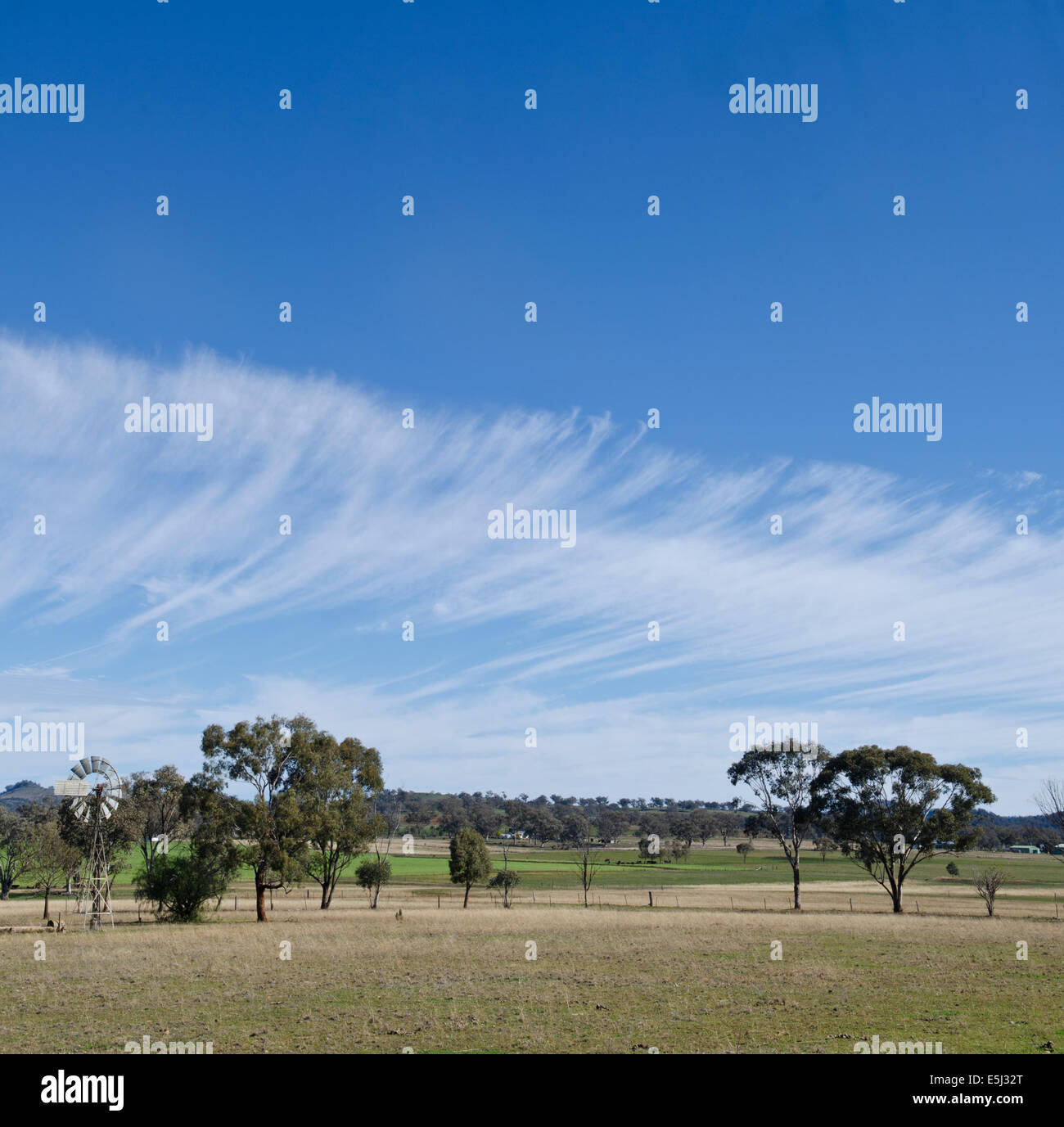 Eine Front von Cirrus Cloud nähert sich Ländereien bei Tamworth NSW Australia Stockfoto
