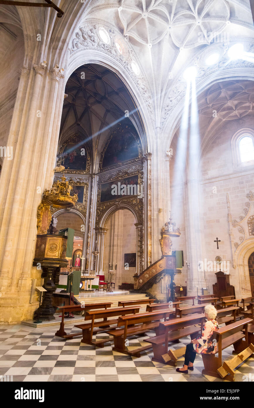 Ältere Frau sitzt alleine in der Kathedrale von Almeria, Andalusien, Spanien Stockfoto