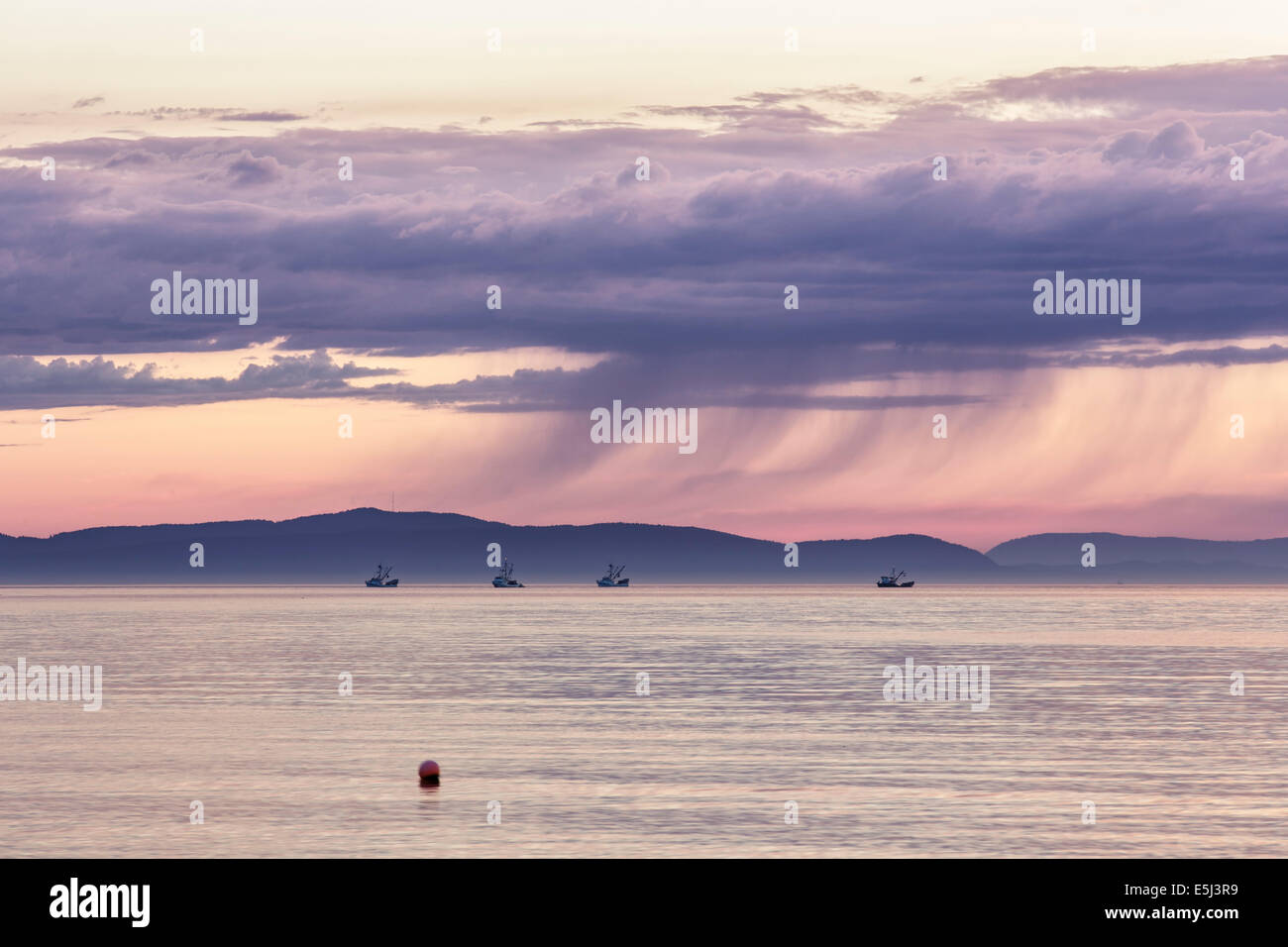 Sonnenuntergang über den kanadischen Gulf Islands mit Hundegang Flotte Stockfoto