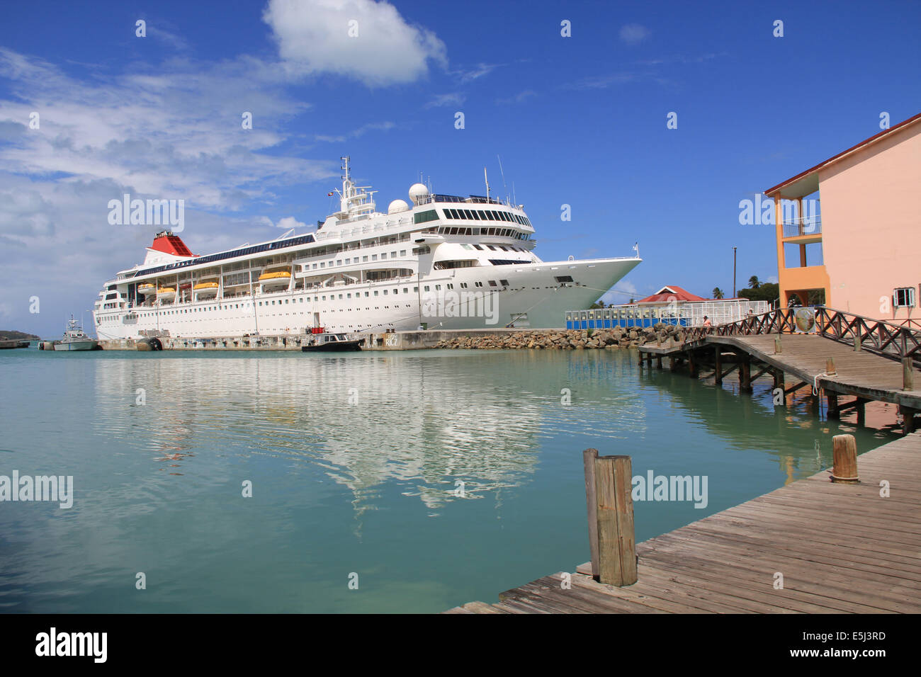 Kreuzfahrtschiff im Hafen von St. John in Antigua Barbuda in der Karibik mit textfreiraum in den Himmel und Wasser angedockt. Stockfoto