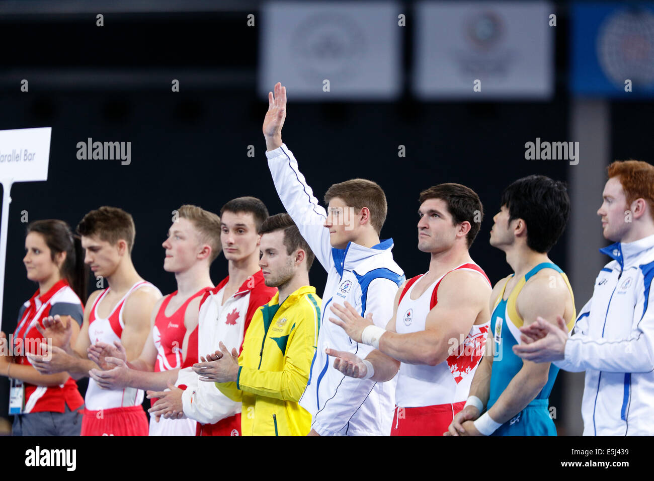 SSE Hydro, Glasgow, Schottland, Großbritannien, Freitag, August 2014. Glasgow 2014 Commonwealth Games, künstlerische Gymnastik der Männer, Finale mit einzelnen parallelen Takten. Frank Baines aus Schottland stellte den Zuschauern zu Beginn des Wettbewerbs vor Stockfoto