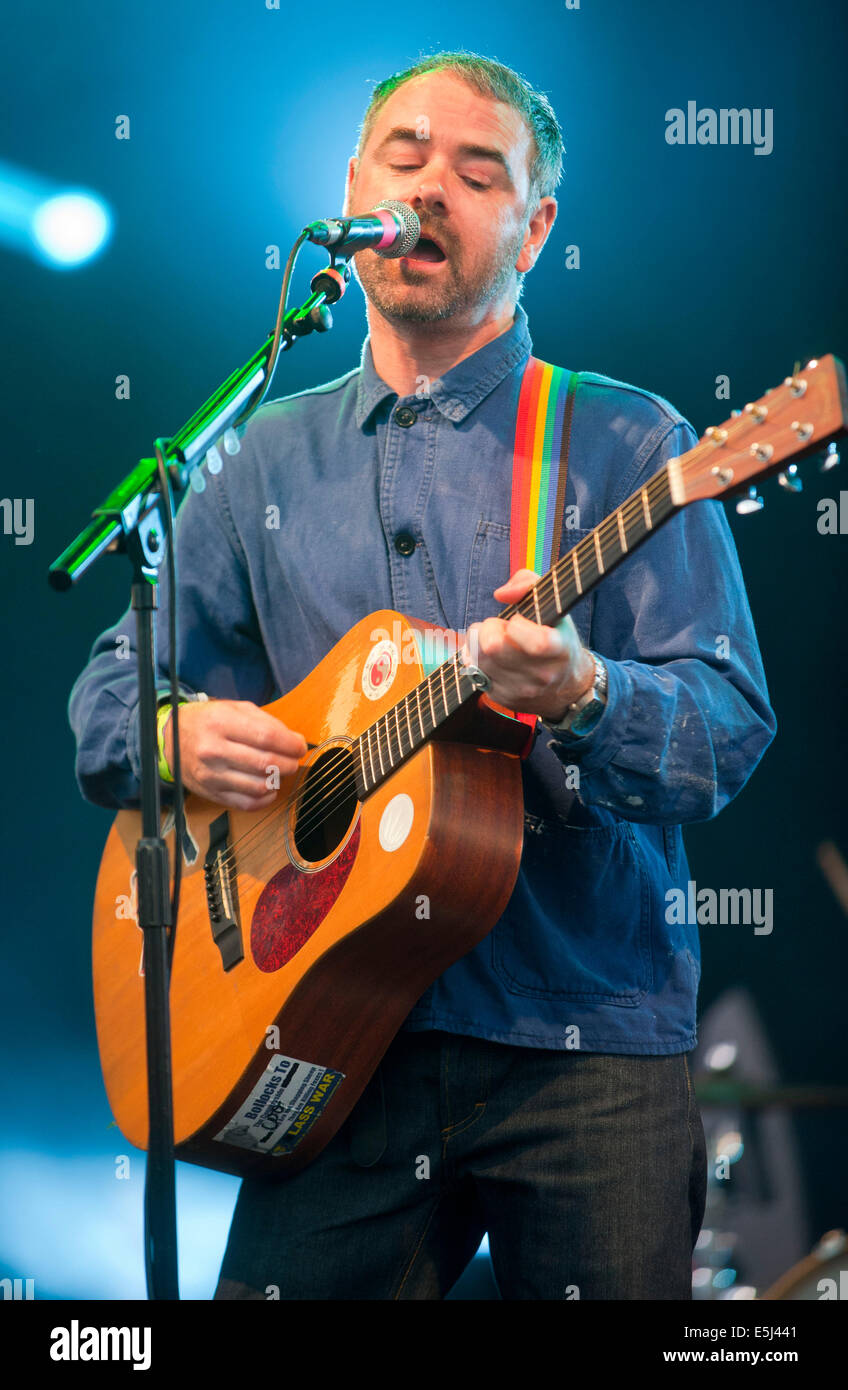 Dorset, UK. 1. August 2014. Steve Mason auf der Bühne am Camp Bestival Lulworth Castle & Park, East Lulworth, Wareham, Dorset 1. August 2014 Credit: Brian Jordan/Alamy Live News Stockfoto