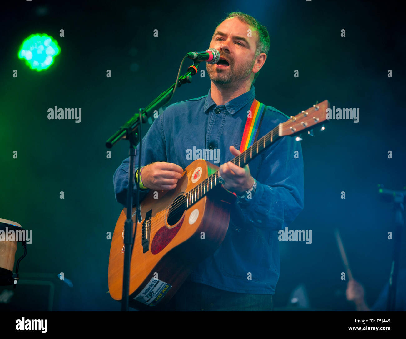 Dorset, UK. 1. August 2014. Steve Mason auf der Bühne am Camp Bestival Lulworth Castle & Park, East Lulworth, Wareham, Dorset 1. August 2014 Credit: Brian Jordan/Alamy Live News Stockfoto