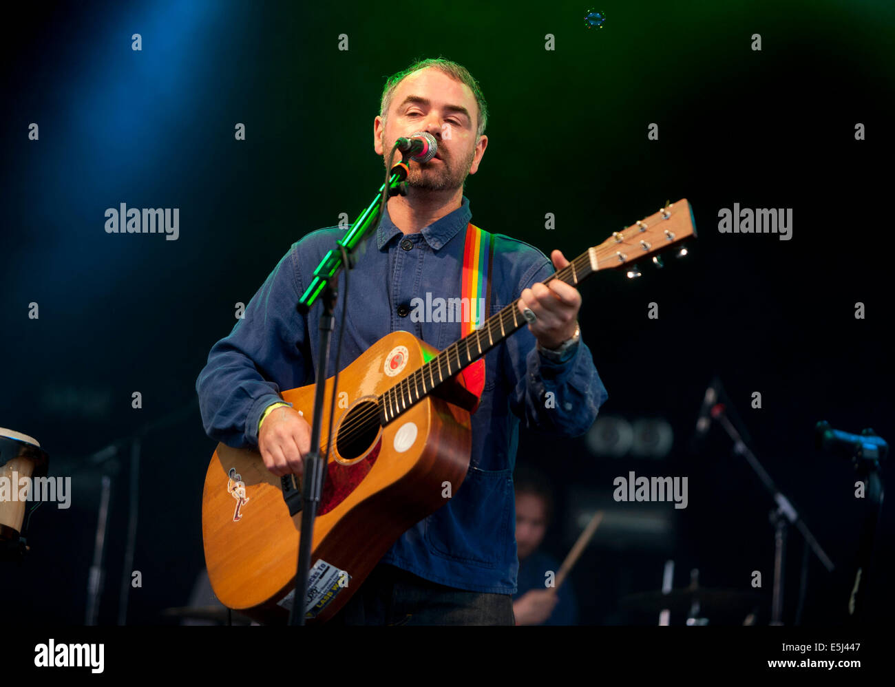 Dorset, UK. 1. August 2014. Steve Mason auf der Bühne am Camp Bestival Lulworth Castle & Park, East Lulworth, Wareham, Dorset 1. August 2014 Credit: Brian Jordan/Alamy Live News Stockfoto