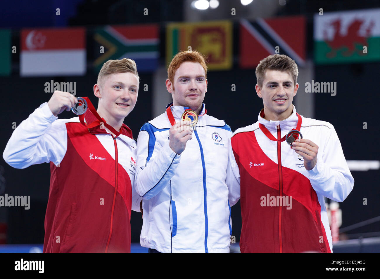 SSE Hydro, Glasgow, Schottland, Großbritannien, Freitag, August 2014. Glasgow 2014 Commonwealth Games, künstlerische Gymnastik der Männer, Finale mit einzelnen parallelen Takten, Medaillenzeremonie. Von links nach rechts. Nile Wilson England Silber, Daniel Purvis Schottland Gold, Max Whitlock England Bronze Stockfoto